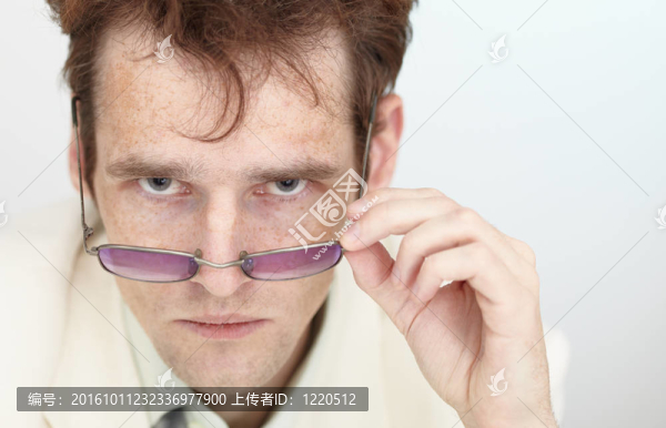 年輕人在眼鏡上的嚴肅表情