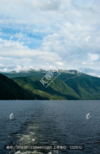 山上的湖