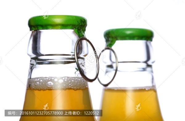 兩個(gè)啤酒瓶