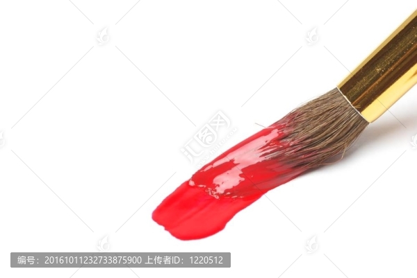 用紅筆在紙上作畫。