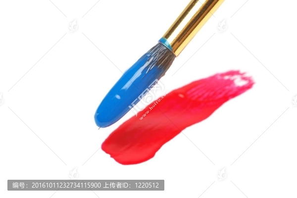 用藍(lán)色畫筆在紙上作畫。