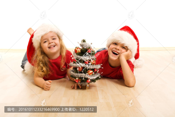 圣誕快樂的孩子在地板上