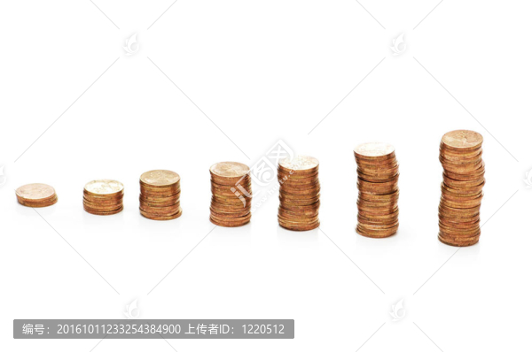 白色背景上的一堆硬幣