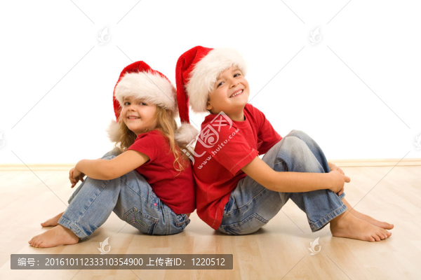 圣誕快樂孩子坐在地板上