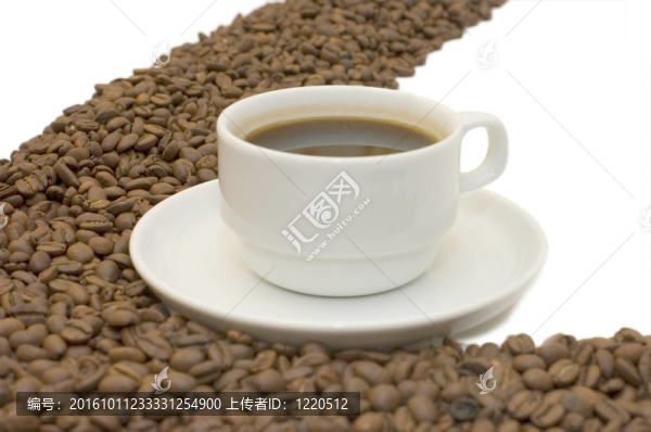 咖啡杯和白色背景的谷物
