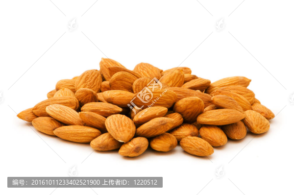 白色背景上的新鮮杏仁