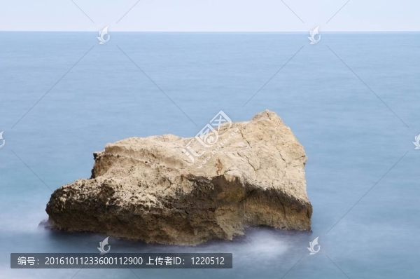 平靜的大海與藍(lán)天的巖石