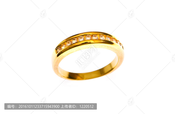 白色背景上的金戒指