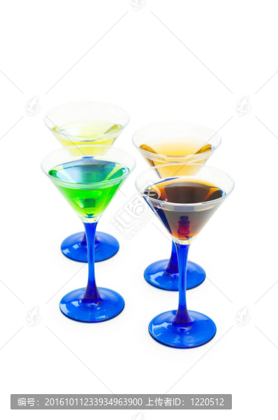 白色背景上的各種雞尾酒