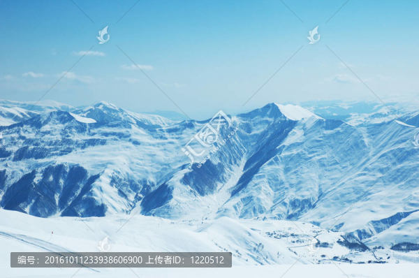 在冬天的雪下的高山