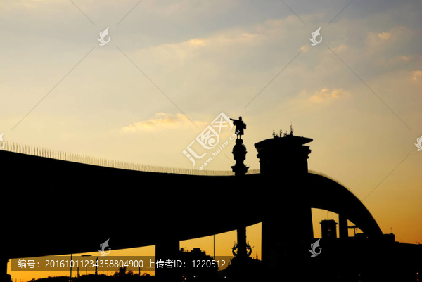 西班牙日落下的橋