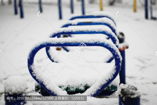 白雪覆蓋健身器材戶外