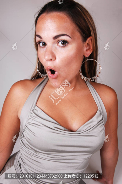 穿著銀衣服的漂亮女孩。