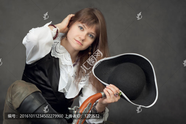 黑色背景下海盜服裝中的年輕美女