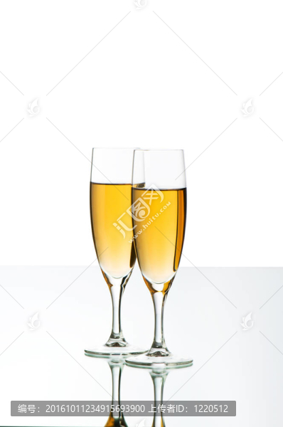 反光背景上的兩款酒杯