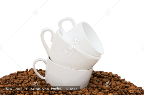 白色的杯子和咖啡豆