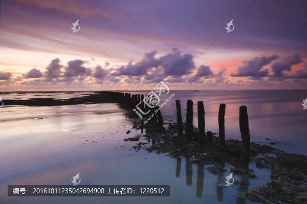 浪漫和戲劇性的夕陽紅在瓦登海的荷蘭