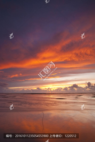 浪漫和戲劇性的夕陽紅在瓦登海