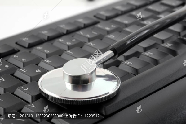 電腦鍵盤上的聽診器