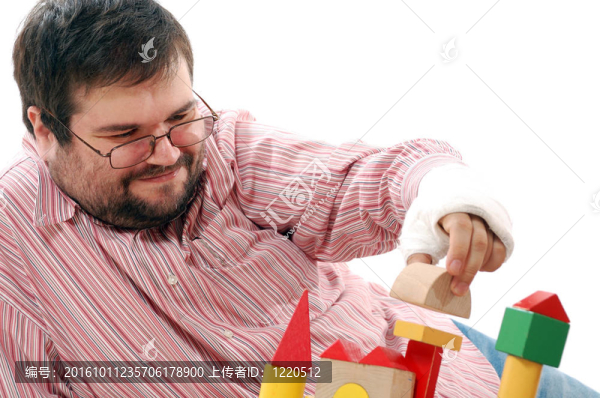 玩玩具磚的人