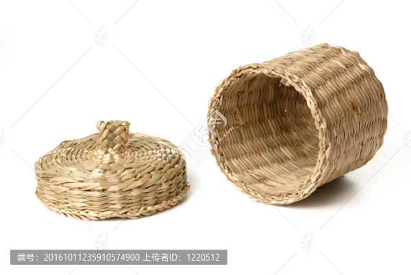 打開籃子，孤立在白色的籬笆