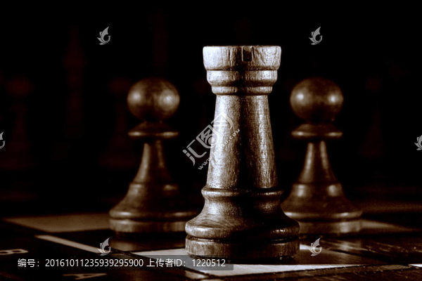黑暗背景下的國際象棋。