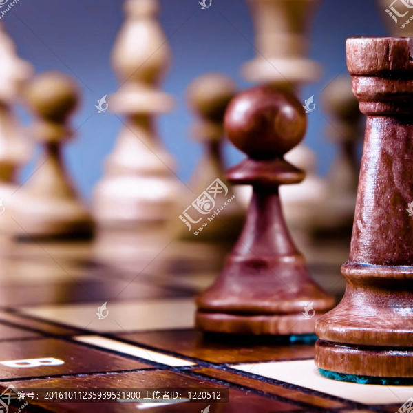 黑暗背景下的國際象棋。