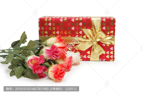 禮品盒和一束白色的花
