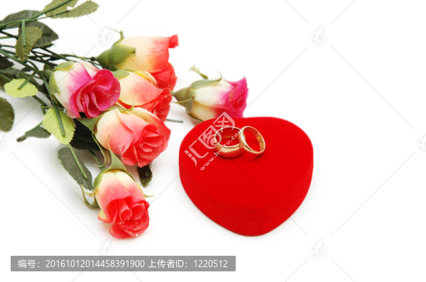 Flowers；心形盒子和結(jié)婚戒指白色隔離