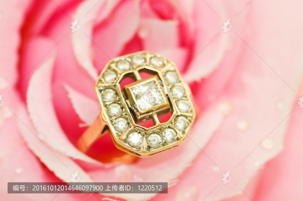 金色戒指，粉紅色的玫瑰