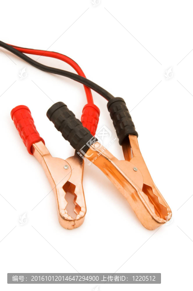 白色背景上的蓄電池電纜