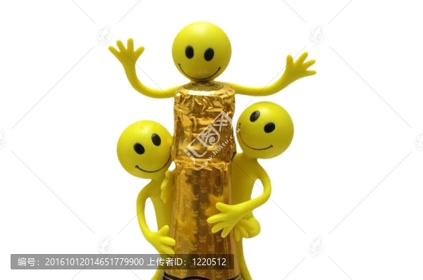 三的笑臉，其中一瓶香檳