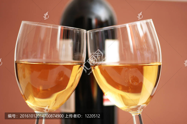 兩杯酒和一瓶酒