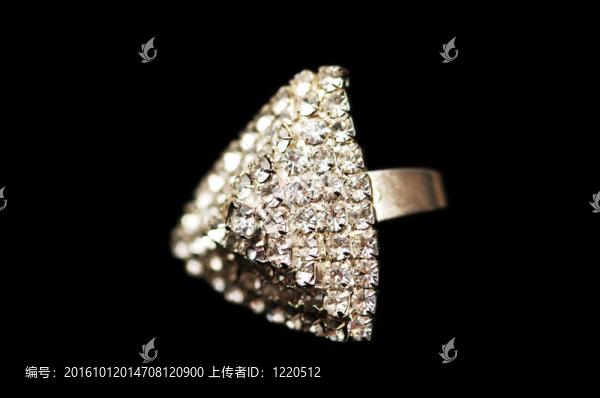 鉆石與黑色隔離的戒指