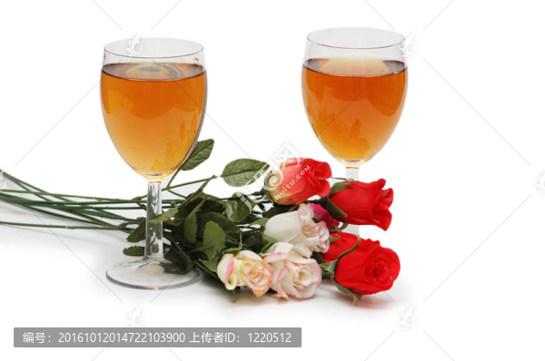 兩杯酒和花在白色上分離