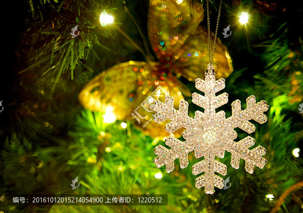掛在圣誕樹(shù)上的雪花裝飾。