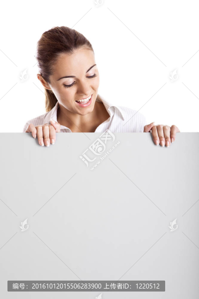 婦女拿著一個廣告牌