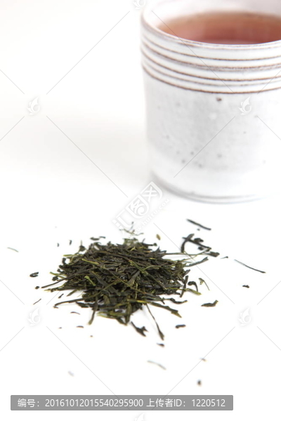 綠茶-熱飲料/輸液和干葉子在白色背景