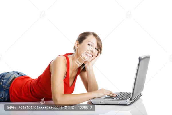 使用筆記本電腦的年輕女人