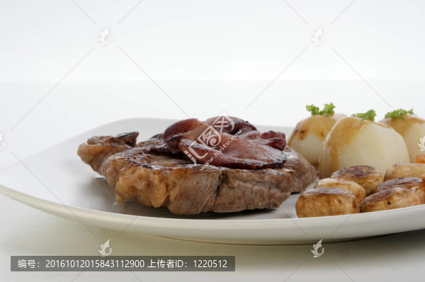 有機蔬菜烤牛排和熏肉