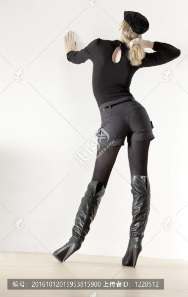 站著的女人穿著時髦的靴子