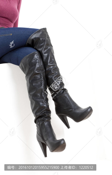坐著的女人穿著時髦的靴子