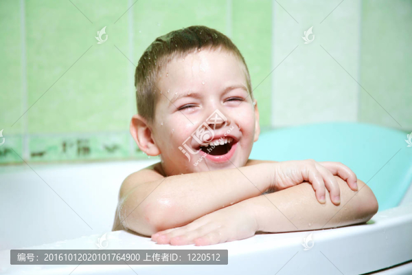 浴室里的男孩