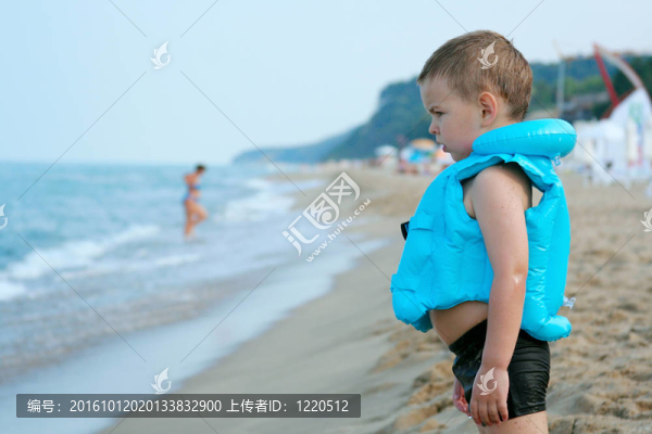 海灘上的男孩。在期待的沖浪