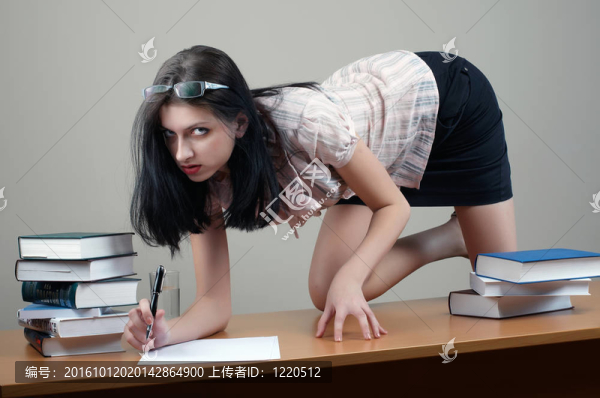 秘書坐在桌上
