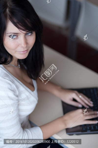 年輕漂亮的女人在一個辦公室工作/打字/課堂筆記本電腦