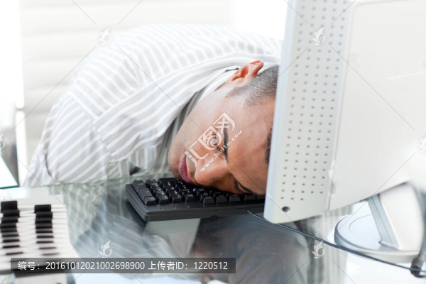 疲倦的商人睡在鍵盤上