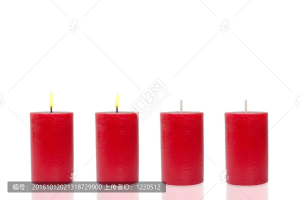 四支紅蠟燭；兩個燃燒