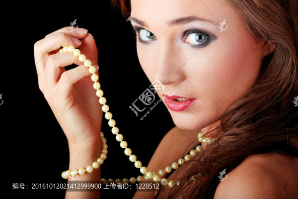 帶珍珠項(xiàng)鏈的女人