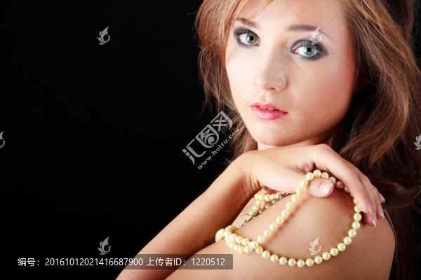 帶珍珠項(xiàng)鏈的女人